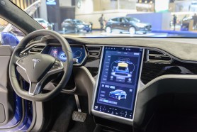 Un proprietar de Tesla a cheltuit o avere ca să-și repare mașina afectată de o banală ploaie
